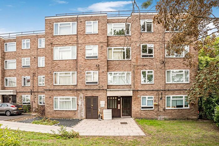 2 Bedroom Flat For Sale In Lambourn Close, Hanwell, W7