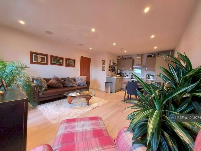 2 Bedroom Flat To Rent In Observatory Court, London, N11