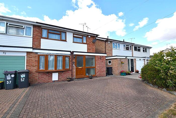 4 Bedroom Semi-Detached House For Sale In Harewood Avenue, Rochford, SS4