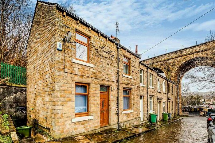 2 Bedroom House To Rent In Longroyd Place, Huddersfield, HD1