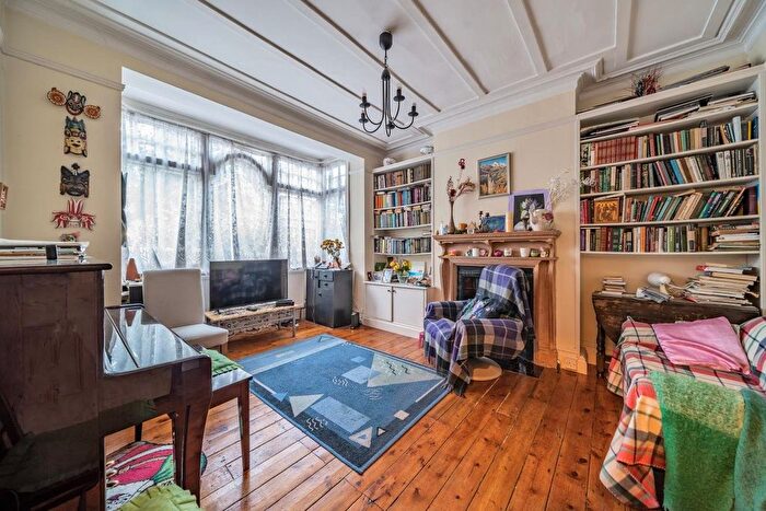 3 Bedroom Flat For Sale In Highlands Avenue, Acton, London, W3