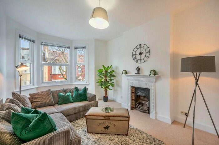 2 Bedroom Maisonette To Rent In Oaklands Road, Cricklewood, NW2