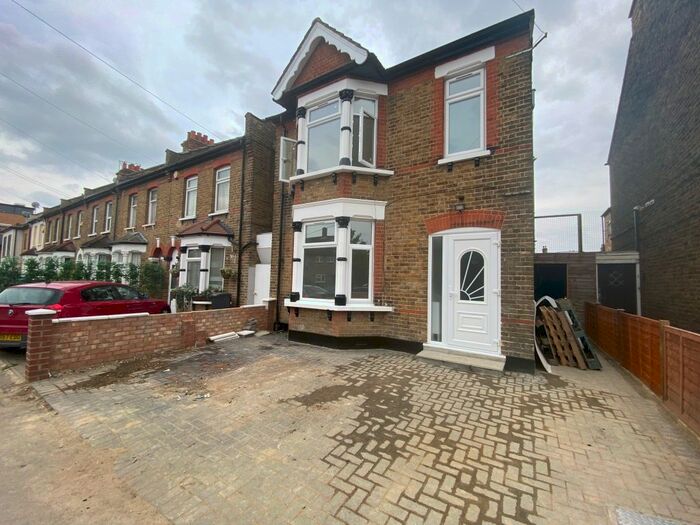 6 Bedroom Detached House To Rent In Ingersoll Road, Enfield, EN3
