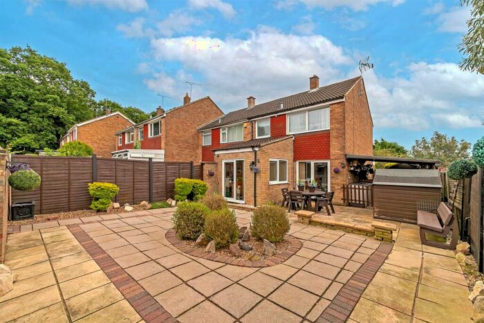 3 Bedroom End Of Terrace House For Sale In Handcross Road, Luton, LU2
