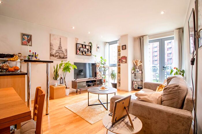 2 Bedroom Flat To Rent In Gotts Road, Leeds, LS12