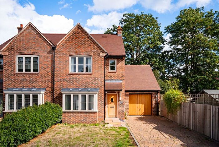 4 Bedroom Semi-Detached House For Sale In Middleton Close, Cambridge, CB4