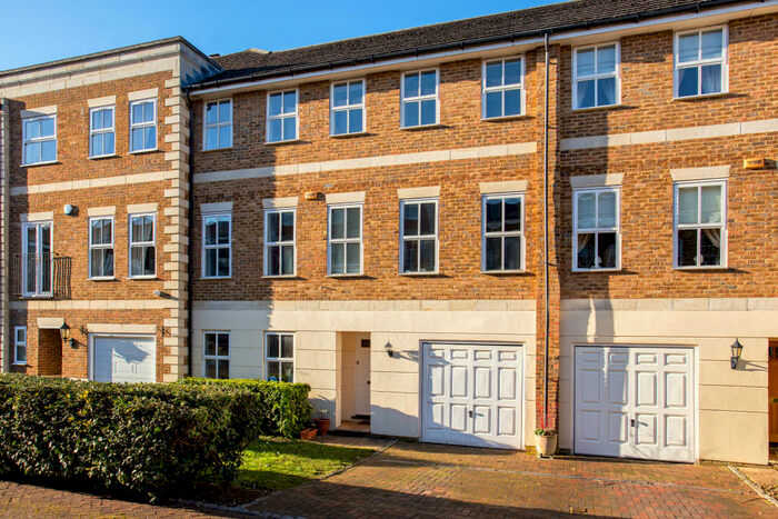5 Bedroom Town House To Rent In Ellesmere Place, Walton, KT12