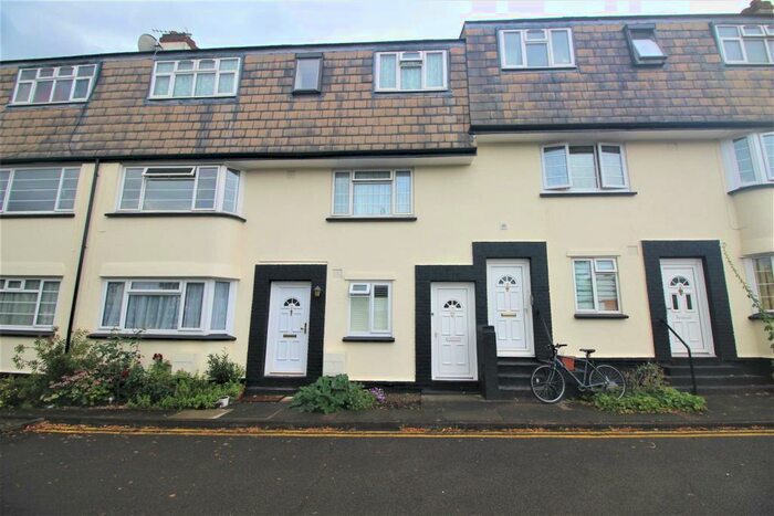 2 Bedroom Maisonette To Rent In Stonegrove, Edgware, HA8