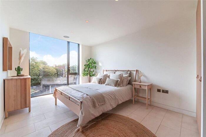 3 Bedroom Flat To Rent In Oval Road, London, NW1
