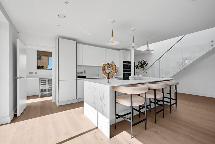 4 Bedroom Country House For Sale In House Courtlands Park, Banstead, SM7