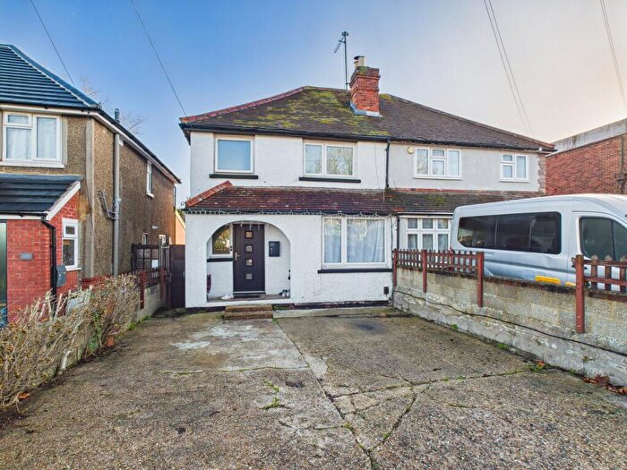 3 Bedroom Semi Detached House For Sale In Basingstoke Road, Reading, RG2