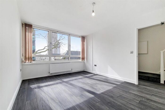 4 Bedroom Maisonette For Sale In Tideway House, Canary Wharf, E14