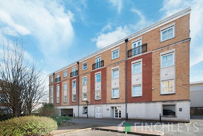 2 Bedroom Flat To Rent In Crowder Close, Compton Court, N12