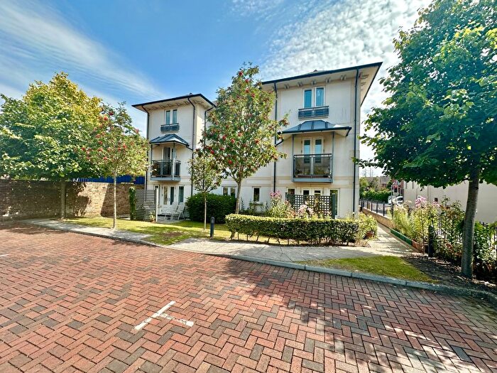 2 Bedroom Flat To Rent In Buckland House, Eastern Road, Lymington, Hampshire, SO41