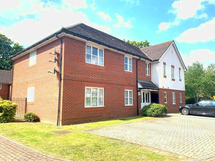 2 Bedroom Flat To Rent In Reid Close, Hayes, Middlesex, UB3