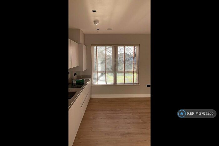 2 Bedroom Flat To Rent In Ballards Lane, London, N3