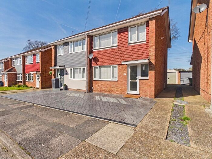 3 Bedroom Semi Detached House For Sale In Northlands Close, Stanford-Le-Hope, SS17