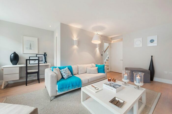 4 Bedroom Mews To Rent In Pavilion Road, London, SW1X