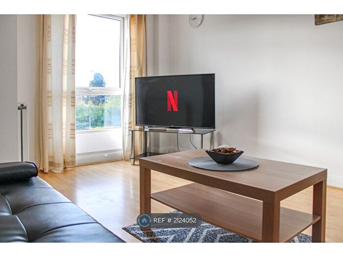 2 Bedroom Flat To Rent In Franklin Avenue, Watford, WD18