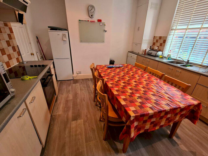 4 Bedroom House To Rent In Burchett Place, Leeds, LS6