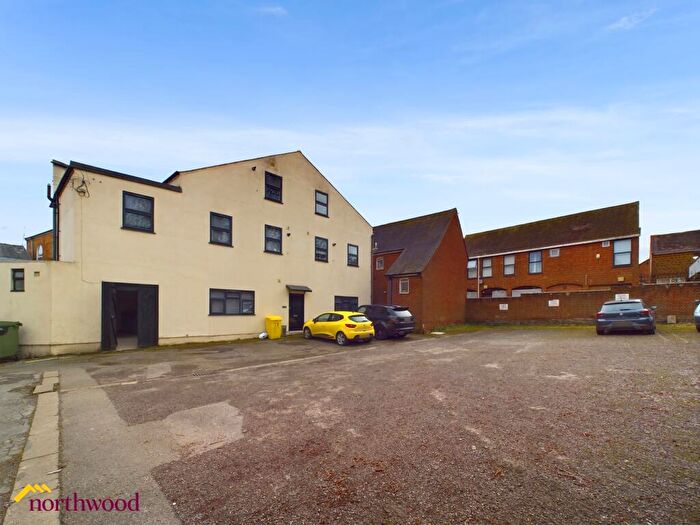 2 Bedroom Flat To Rent In Parsons Street, Banbury, OX16