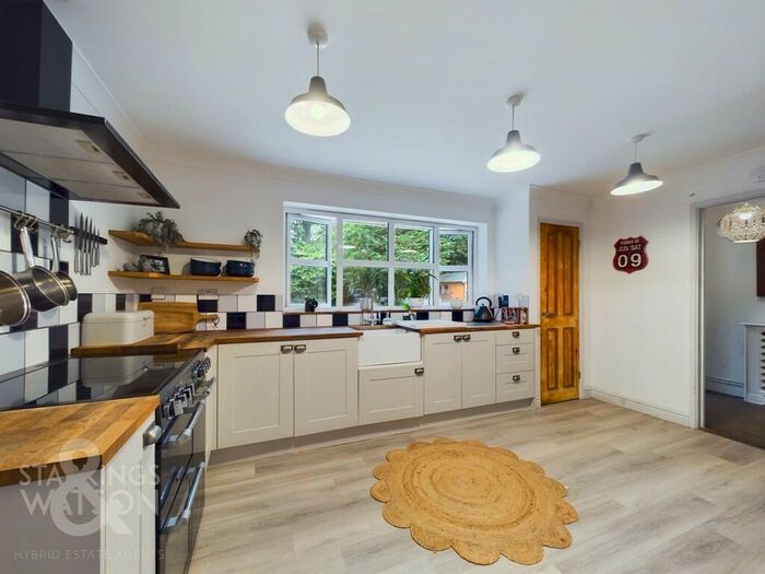 4 Bedroom Detached Bungalow For Sale In Yarmouth Road, Broome, Bungay, NR35