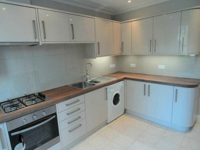 3 Bedroom Flat To Rent In Hearnville Road Balham, SW12