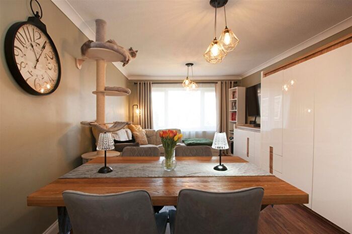 2 Bedroom Flat For Sale In Tithe Court, Langley, SL3