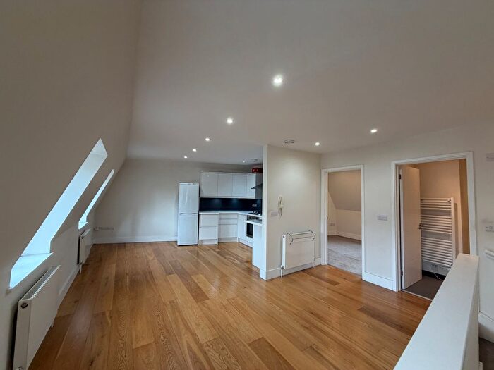 1 Bedroom Flat To Rent In High Street, Staines-Upon-Thames, TW18