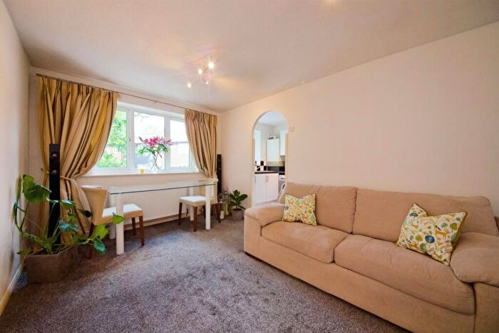1 Bedroom Flat For Sale In Darwin Close, Friern Barnet, London, N11