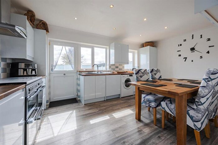 3 Bedroom Semi Detached House For Sale In Hayton Close, Winterton, DN15