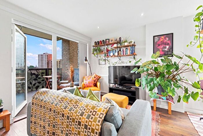 1 Bedroom Apartment For Sale In Siskin Apartments, Dunedin Road, Leyton, E10