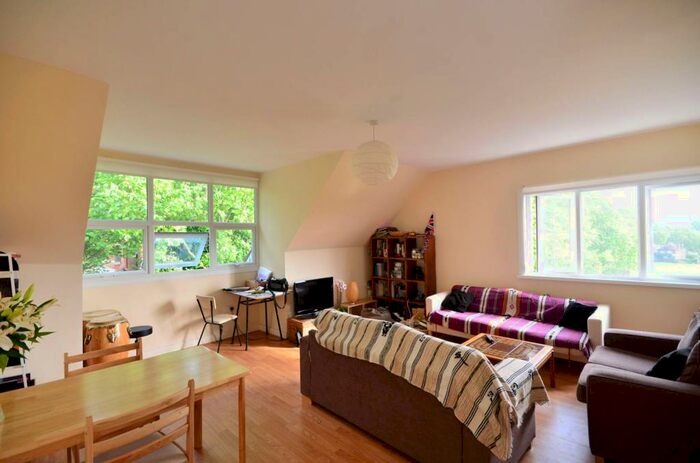 3 Bedroom Flat To Rent In Mount View Road, Stroud Green, London, N4