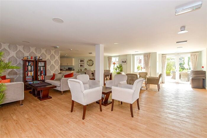 2 Bedroom Flat For Sale In Smallhythe Road, Tenterden, Kent, TN30