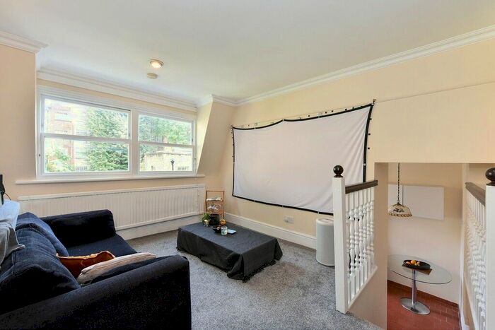 2 Bedroom Flat To Rent In Oakley Street, Chelsea, SW3