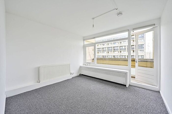 2 Bedroom Flat For Sale In Highcliffe Drive, Roehampton, London, SW15