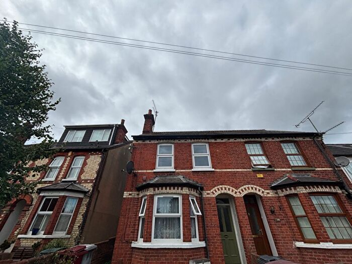 1 Bedroom Flat To Rent In Waverley Road, Reading, RG30