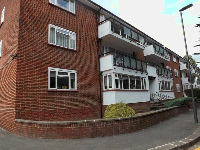 2 Bedroom Flat To Rent In Calthorpe Gardens, Edgware, HA8
