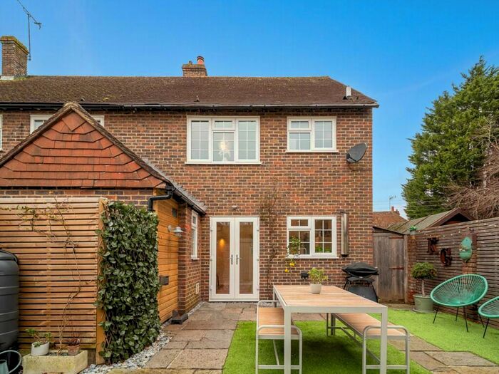 3 Bedroom End Of Terrace House For Sale In The Street, Newington, CT18