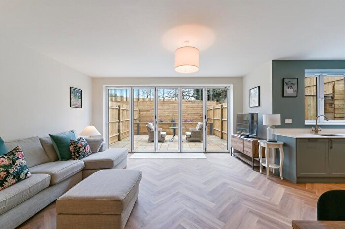 3 Bedroom Apartment For Sale In Prospect Lodge, Barnet, EN5