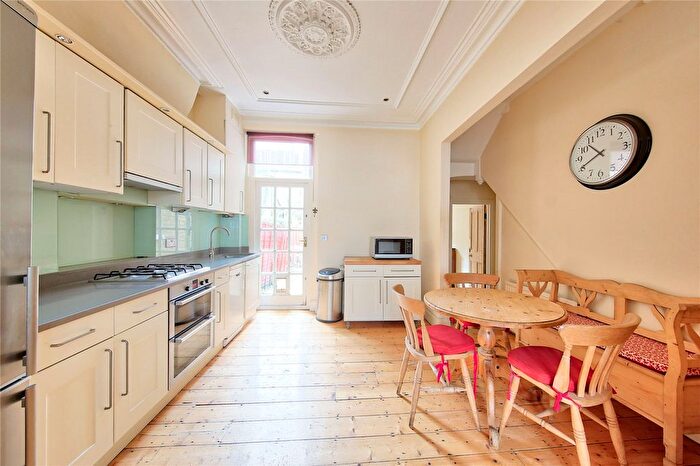 1 Bedroom Flat To Rent In Jedburgh Street, SW11
