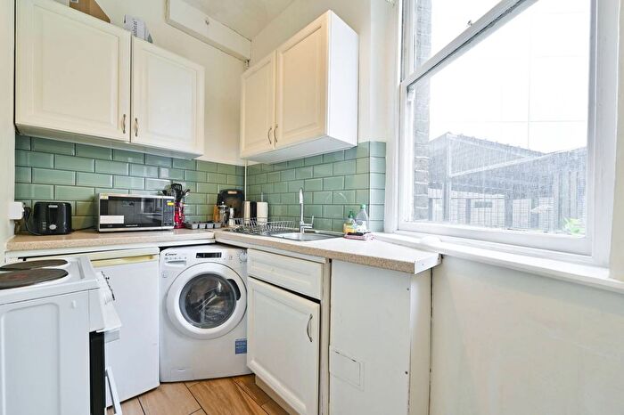 3 Bedroom Flat To Rent In Hanway Place, Fitzrovia, London, W1T