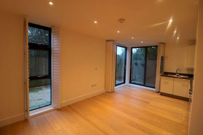 2 Bedroom Flat To Rent In Park Road, Beckenham, BR3