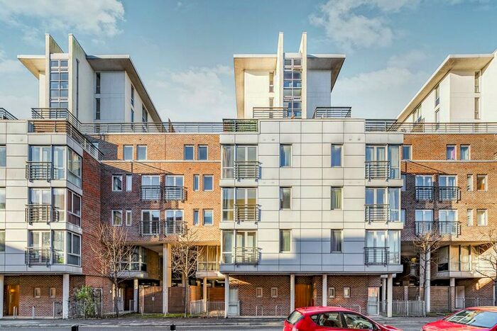 2 Bedroom Flat To Rent In Cross Street, Portsmouth, Hampshire, PO1