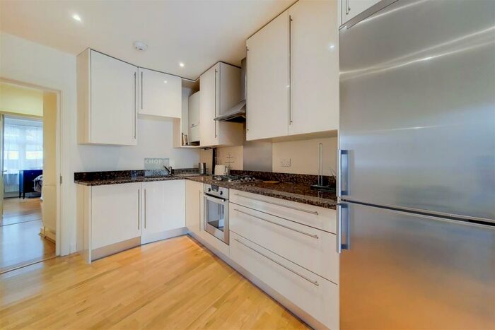3 Bedroom Flat To Rent In Torrington Park, London, N12