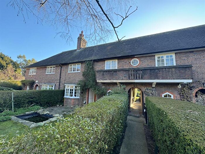 2 Bedroom Apartment To Rent In Neale Close, Hampstead Garden Suburb, London, N2
