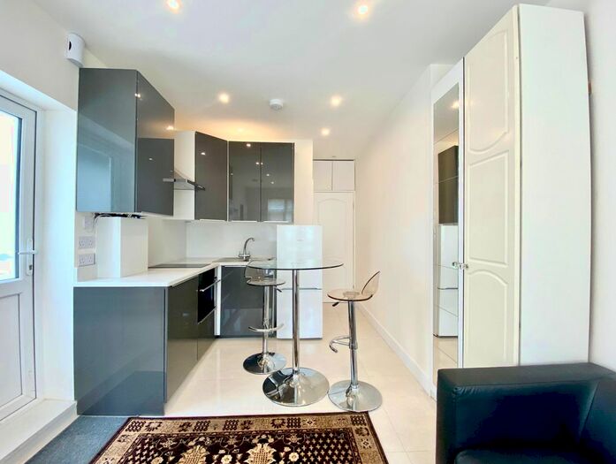 Studio To Rent In North Crescent, Finchley Central, London, N3