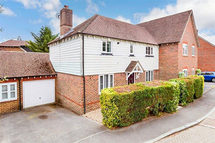 3 Bedroom Semi Detached House For Sale In Shaw Close, Maidstone, Kent, ME14