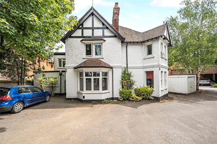 1 Bedroom Flat For Sale In Walton On Thames, Surrey, KT12