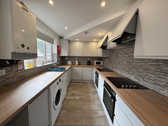 4 Bedroom Flat To Rent In Kimbolton Avenue, Nottingham, Nottinghamshire, NG7